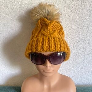 Cute hat with faux fur Pom Pom